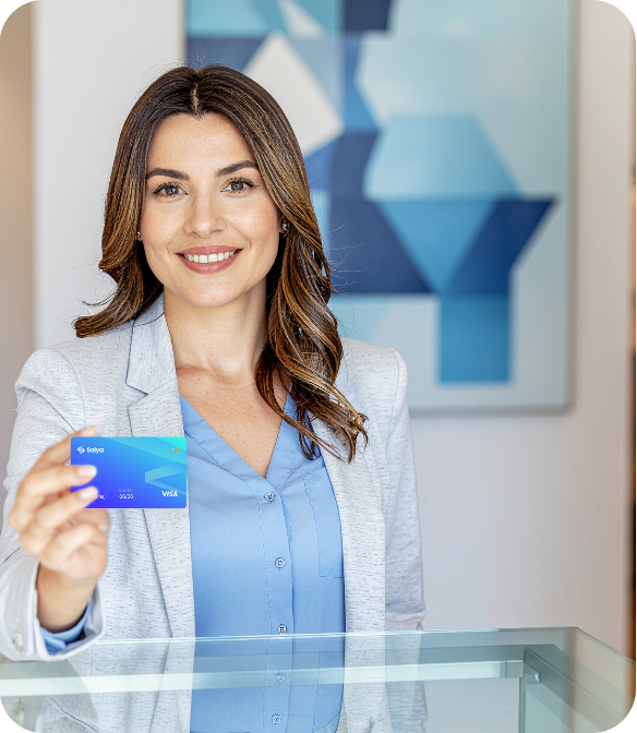 Femme tenant une carte bancaire